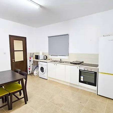 Sky Line Apartment, 150m From Chabad Lubavitch *